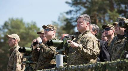 Слава Украине? Порошенко решил узаконить приветствие националистов