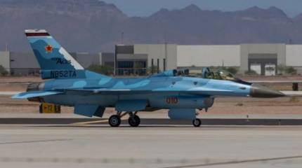 Американский F-16B в российской расцветке замечен на авиабазе ВВС США в Аризоне