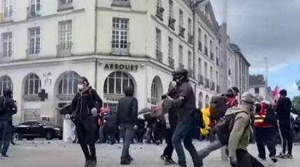 В ходе массовой первомайской манифестации в Париже ранения и травмы получили более 900 протестующих