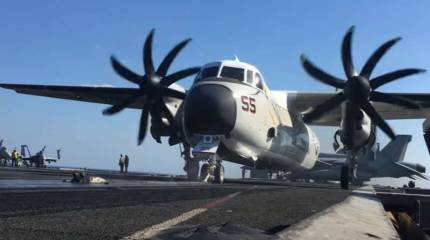 Подготовка и взлёт турбовинтового самолёта C-2 Greyhound с палубы авианосца ВМС США с помощью катапульты