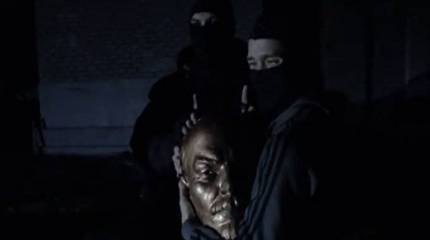 Сегодня они позируют с головой разбитого памятника, а завтра...