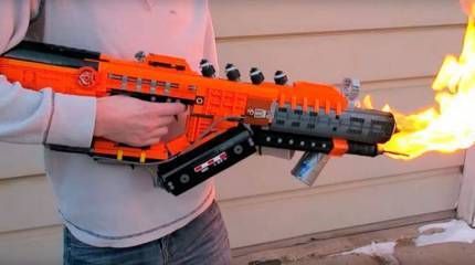 Американец собрал огнемёт из деталей конструктора LEGO