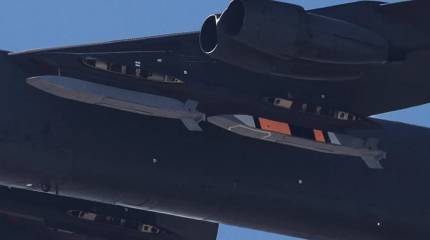 Под крылом B-52 ВВС США «засветилась» перспективная термоядерная ракета AGM-181