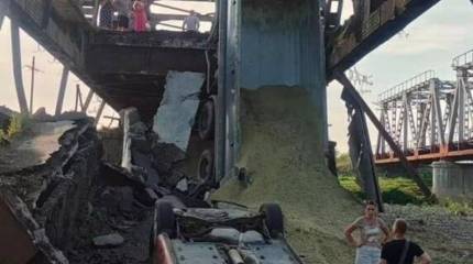 В Закарпатье оборудовали временную переправу на месте рухнувшего важного моста