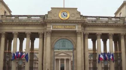 Национальному собранию Франции не хватило несколько голосов для вотума недоверия правительству по пенсионной реформе