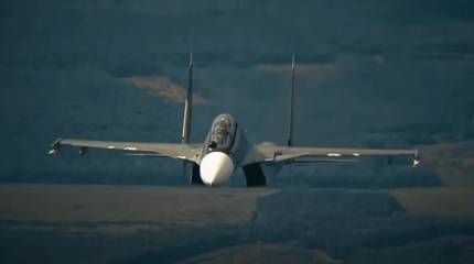 В Уганде проведена загрузка истребителя ВВС страны Су-30МК2 на борт Ан-124