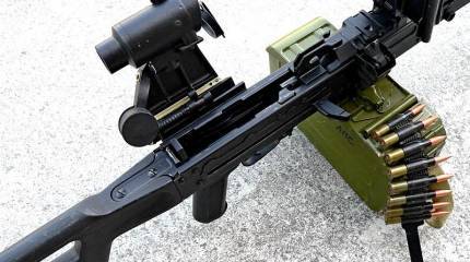 Ручной пулемет завода имени Дегтярева пробивает кирпичную стенку насквозь