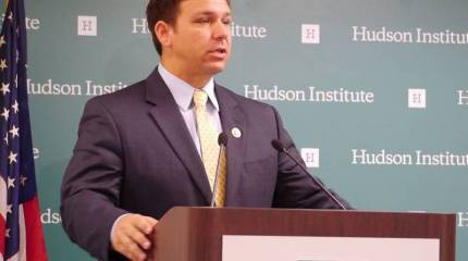 Губернатор Флориды Десантис высказался против «бесконечной помощи» США Украине