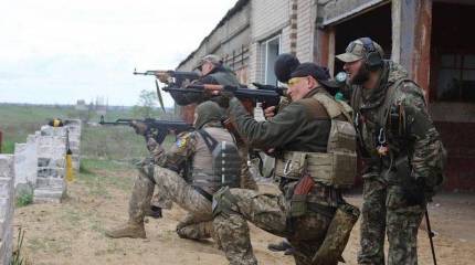 Британские атташе ищут советское оружие для ВСУ по всему миру