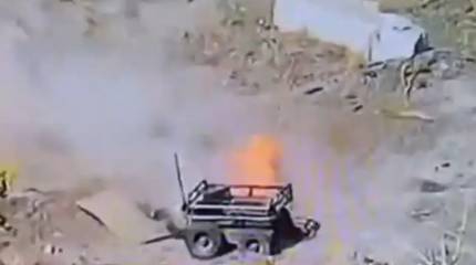 Битва дронов: Показаны кадры уничтожения российским БПЛА наземного дрона ВСУ