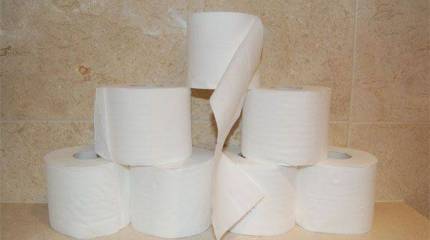 Латвийские власти в случае "угрозы национальной безопасности" обещают обеспечить граждан свечами и туалетной бумагой