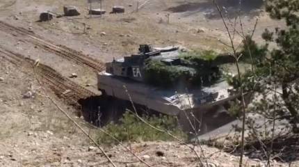 Танк не справился с возвышенностью на учениях в Швеции
