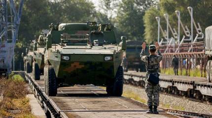 «На столь большое расстояние войска ещё не перемещались»: свыше сотни единиц китайской техники едут на «запад России»