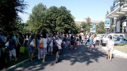 Жители Донецка пикетируют отель, в котором проживают представители миссии ОБСЕ