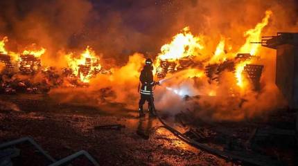 После ударов БПЛА на промпредприятии в Одессе начался мощный пожар