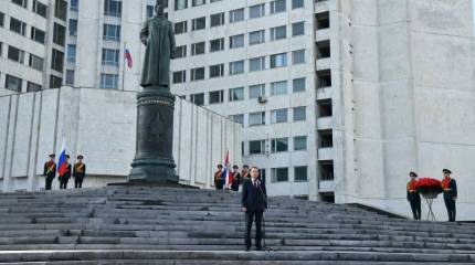 Памятник Дзержинскому установили у штаб-квартиры Службы внешней разведки России в Москве