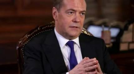 Медведев: Администрация Байдена шантажирует Конгресс «войной с русскими», чтобы получить деньги для Украины