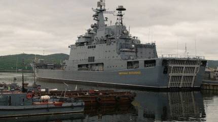 На 10-м судоремонтном заводе в Полярном загорелся БДК «Митрофан Москаленко»