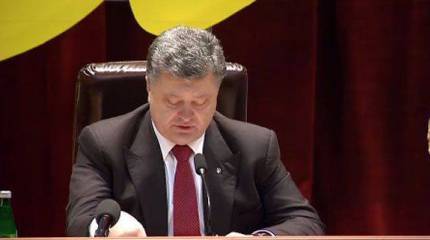 Порошенко: "Я попросил жену не поздравлять меня с праздником 23 февраля"