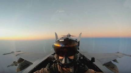 Пилот F/A-18E погиб, при падении самолета ранены туристы