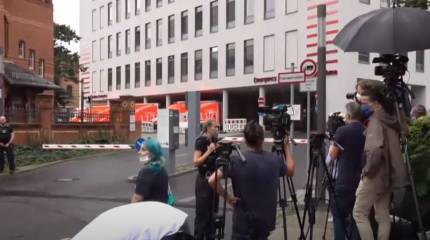 «Как высокопоставленного политика»: Навального доставили в берлинскую клинику