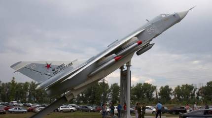 О мирно спящем аэродроме. Над пропастью во лжи