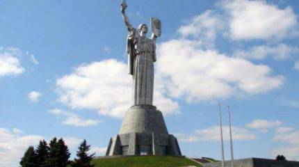 Киевсовет планирует убрать серп и молот со щита памятника «Родина-мать»