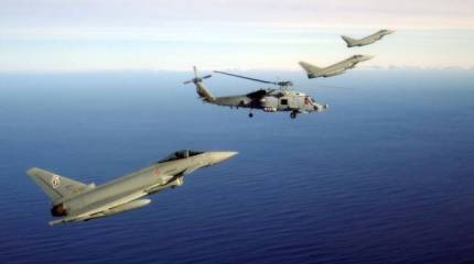 Сопровождение  «Тайфунами» вертолёта на примере из Дании