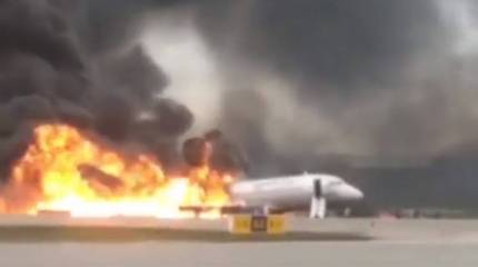 В Шереметьево аварийно сел загоревшийся пассажирский самолёт SSJ-100