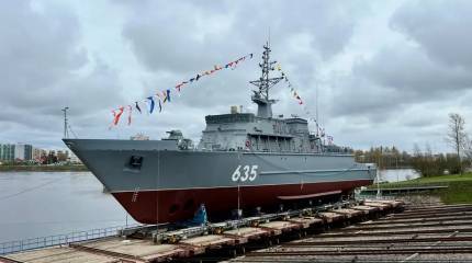 Построенный для Северного флота десятый тральщик проекта 12700 «Александрит» спущен на воду в Санкт-Петербурге