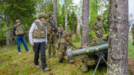 «Для нас важна 5-я статья устава НАТО»: Президент Эстонии в каске и бронежилете посетила полигон проведения натовских учений