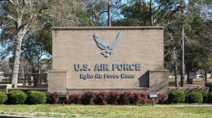 В США самолёт упал вблизи от базы ВВС. Есть погибшие