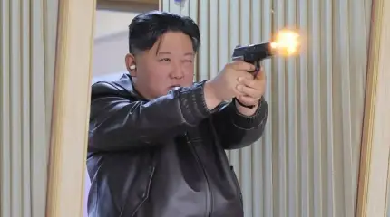 Lãnh đạo Triều Tiên và con gái đã đến thăm một nhà máy sản xuất vũ khí và thử nghiệm một loại súng lục mới.