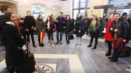 "Запорожсталь" поздравили коллективным исполнением советской песни на городском вокзале