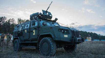 Артиллеристы ВС РФ точным выстрелом поразили движущуюся украинскую бронемашину «Казак» на Лиманском направлении