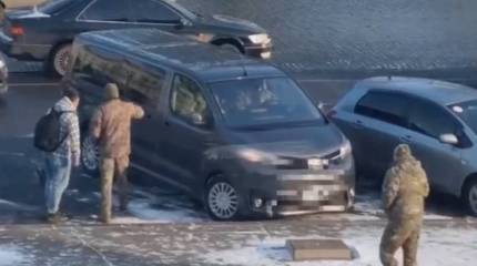 Сотрудники украинского военкомата проникли в жилище военнообязанного, пользуясь отмычкой