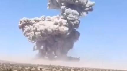 Появились кадры мощного взрыва после израильского удара по крупнейшему в Сирии складу боеприпасов
