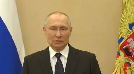 «Несокрушимое единство  - залог нашей победы»: президент поздравил россиян с Днём защитника Отечества