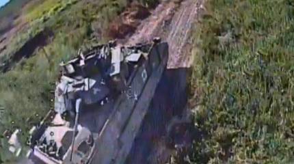 Опубликованы кадры попадания FPV-дрона в американскую БМП Bradley в движении на Запорожском фронте