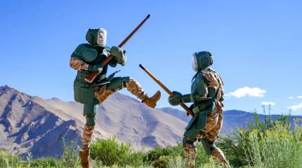 Ядерная держава Китай не гнушается во время учений отрабатывать штыковой бой