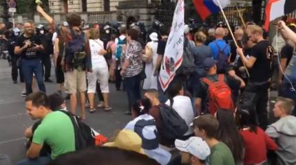 «Атака на демократию»: в Германии обсуждают протест, на котором скандировали фамилию президента России