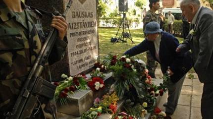 В Латвии открыли первый в Прибалтике мемориал "Защитникам от советских оккупантов" - Waffen SS