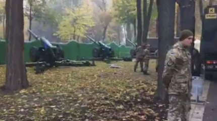 Рукопашная и гаубицы в центре Киева: националисты против националистов