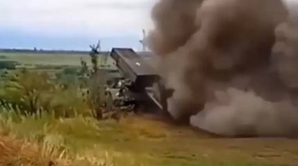 Показано видео, как выпавшая в ходе залпа ракета РСЗО «Град» ВСУ чуть не уничтожила саму установку