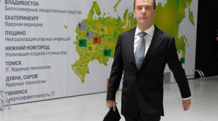 «Маленькие мальчики играют в кубики, а Медведев играл в страну»