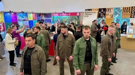 «Странно, что не выкрикнул «Я не боюсь» - украинцы обсуждают фото Зеленского с книжной выставки в трёх кольцах охраны в бронежилетах