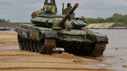 Танк Т-72Б3 во время учений по форсированию реки