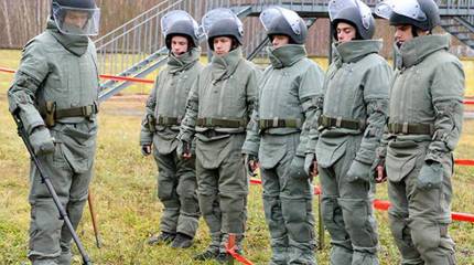 Сапёры ЮВО получили защитные костюмы ОРВ-2 "Сокол"