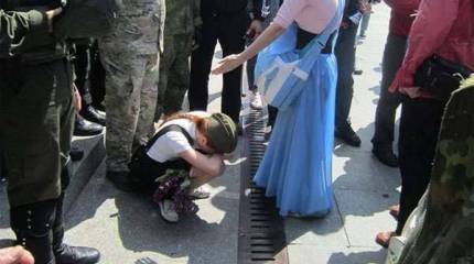 9 мая в Киеве "люди" в армейском камуфляже и одежде с нацистской символикой напали на десятилетнюю девочку и её мать из-за георгиевской ленточки