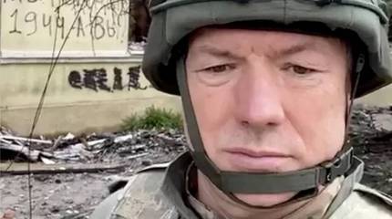 Вице-премьер РФ показал в Артемовске сделанную российскими бойцами надпись о событиях 1944 года